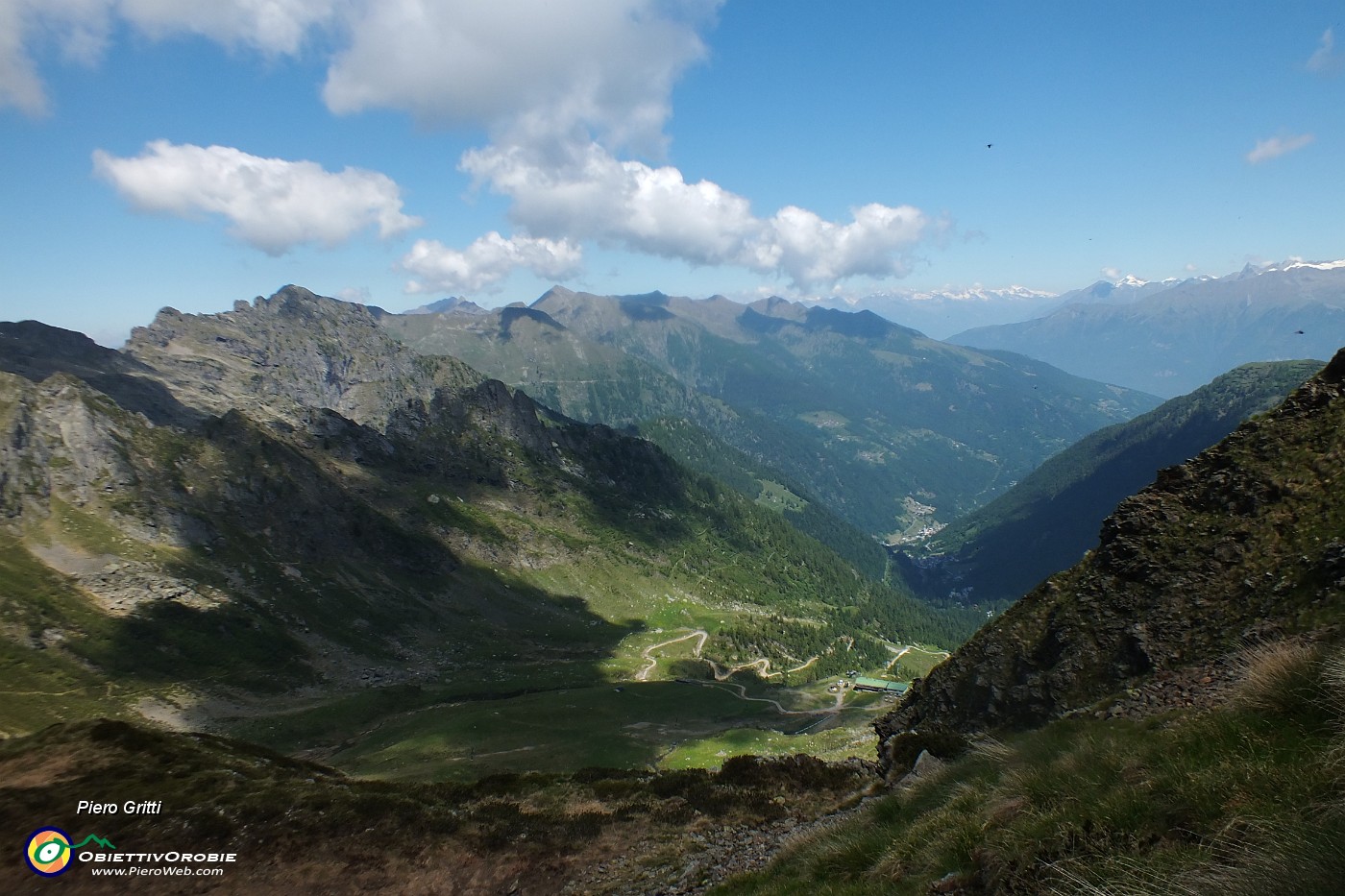 23 Vista sulla Val Gerola e rif. Salm urano.JPG